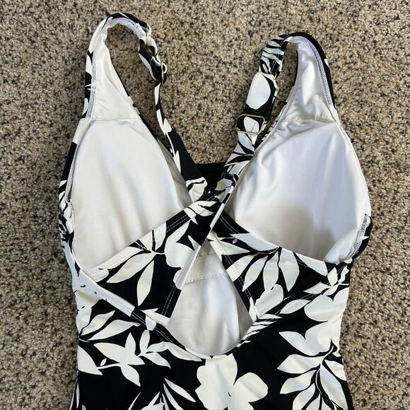 Lands End One Piece Floral Swimsuit Size Small UPF 50 Black White Beach Vacation - Picture 6 of 8